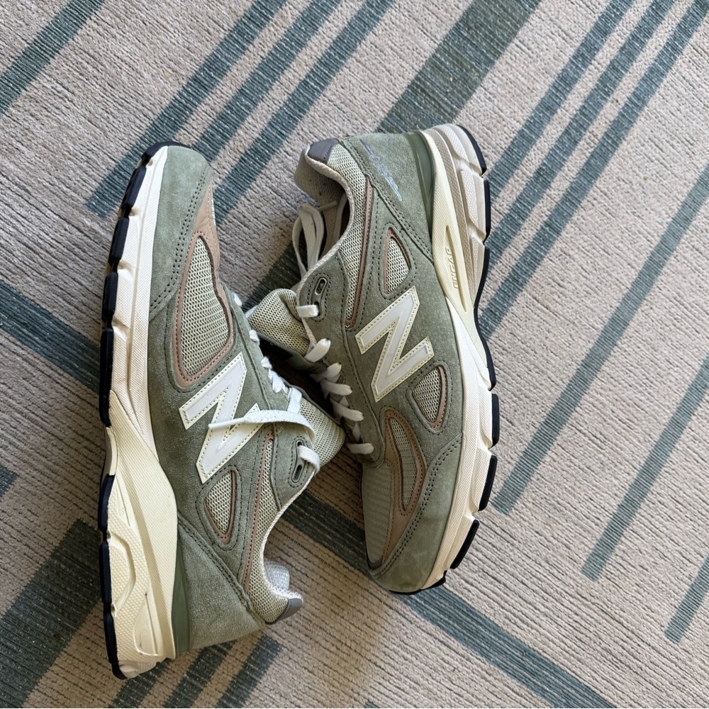 New Balance 990v4 - U990GT4 - Like New - Picture 3 of 9
